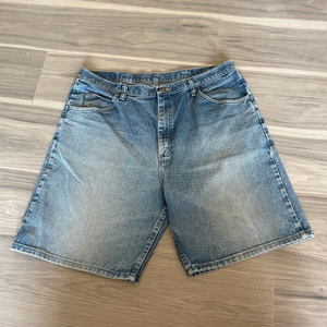 Wrangler Relaxed Fit Jean Shorts Size 38‎